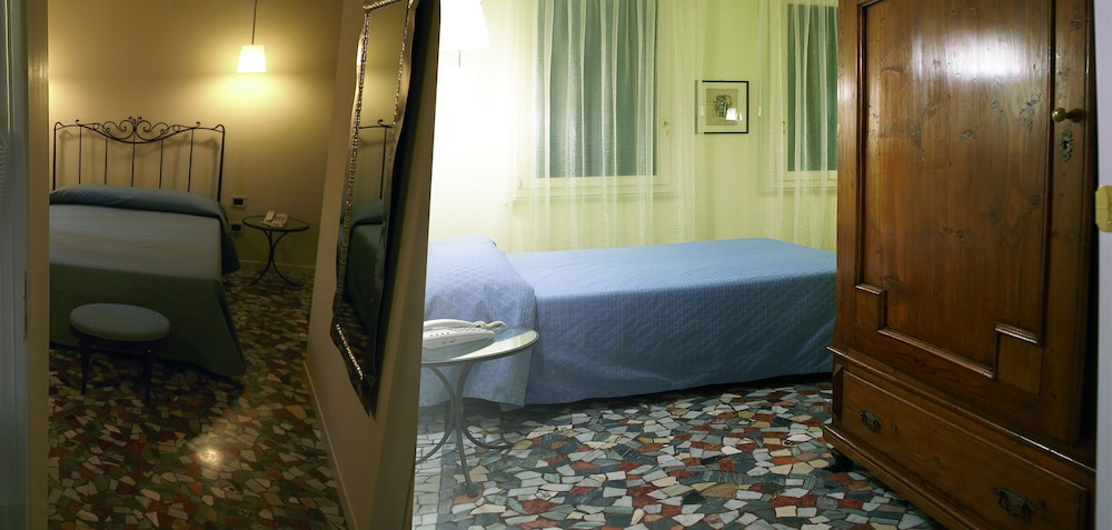 Cristina Hotel 19/40