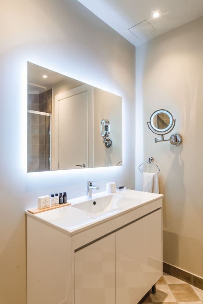 33 Solonos Suites 50/50