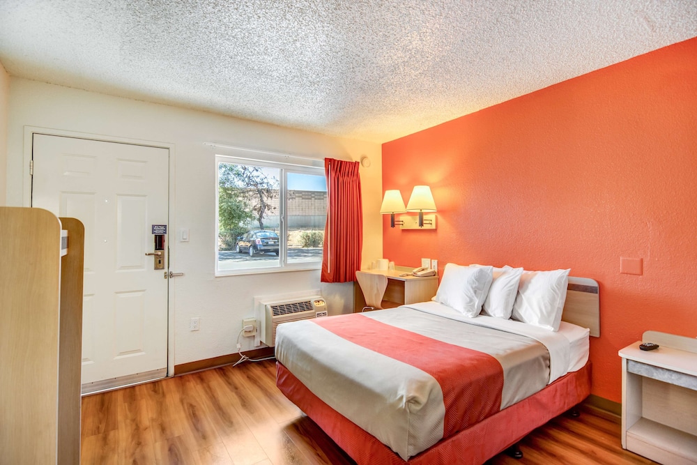 Motel6 Stockton, CA - North 21/46