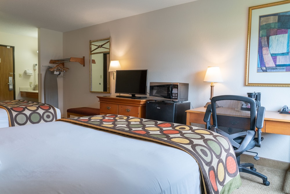 Super 8 by Wyndham Elgin 16/38