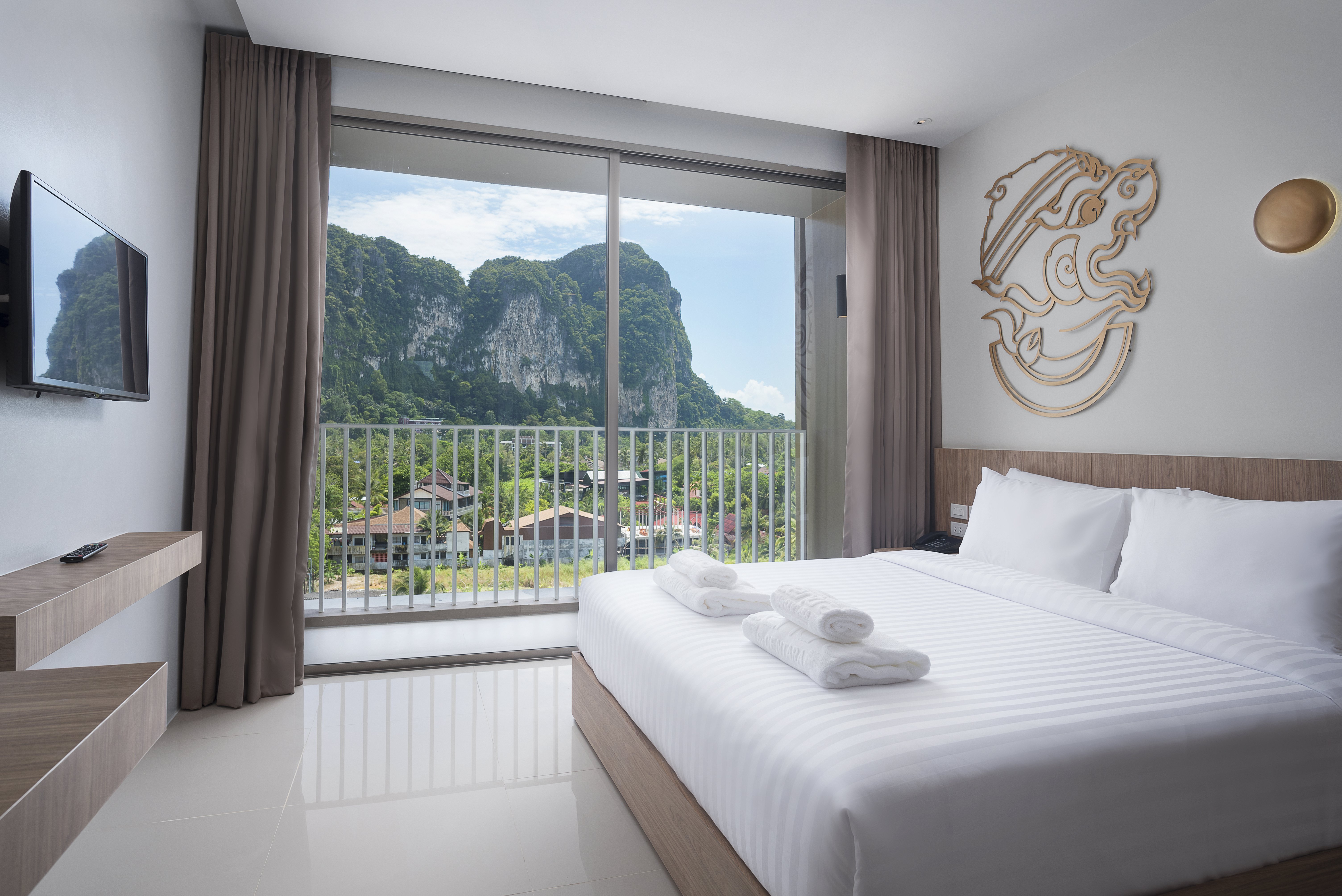 SUPERIOR, KING BED, POOL VIEW