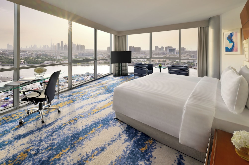 EXECUTIVE, KING BED