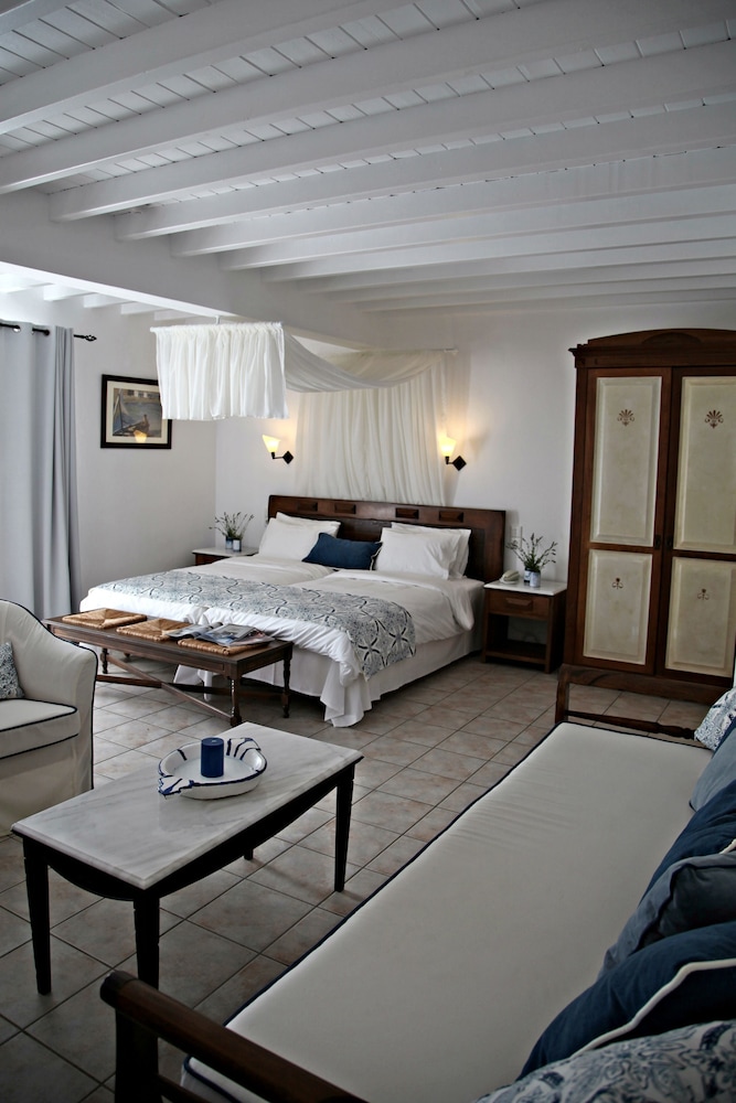 Pelican Bay Art Hotel 31/63
