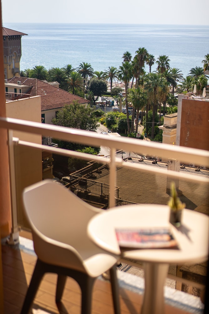 Hotel Careni Villa Italia 44/62