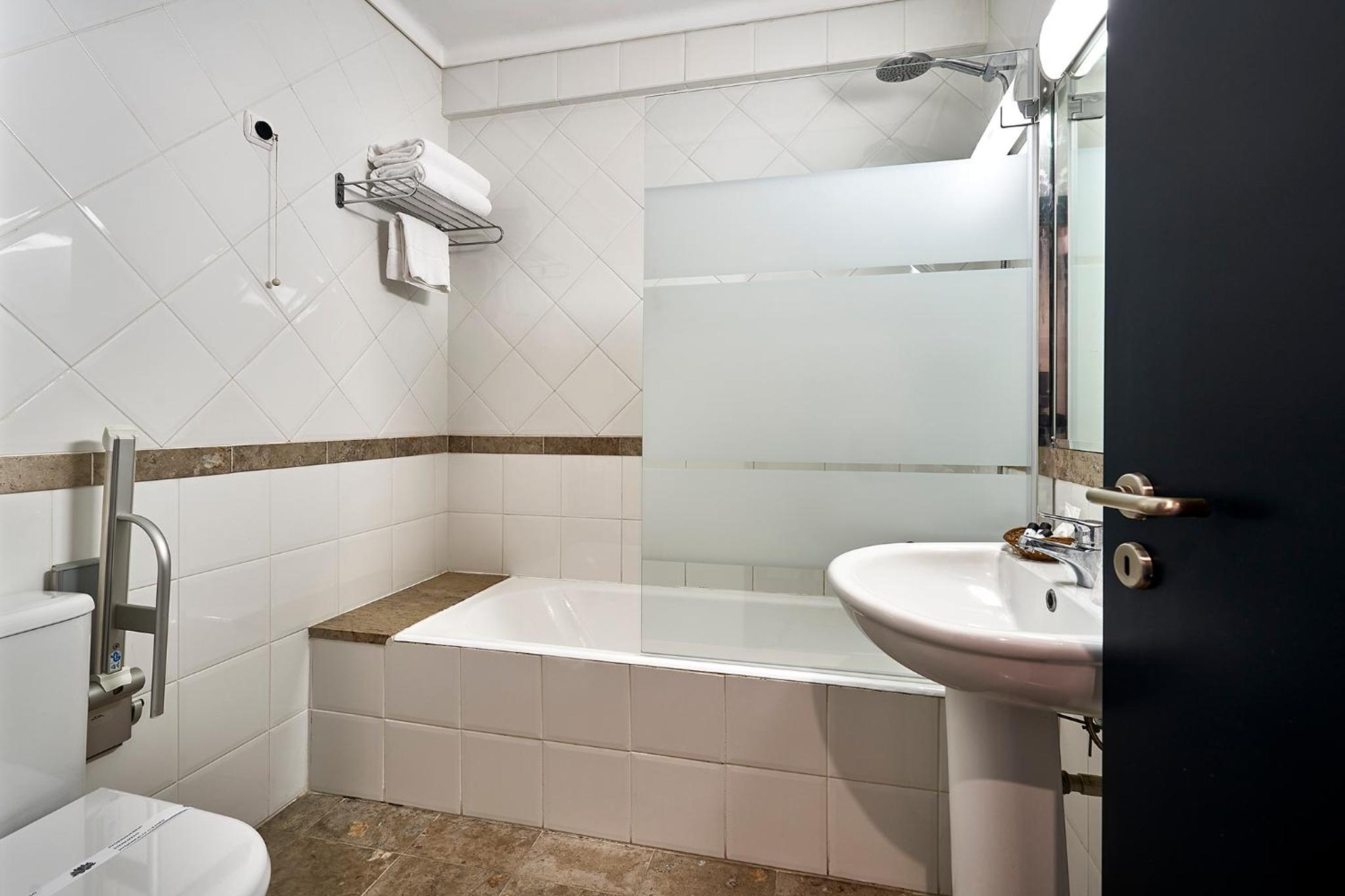 Jose Estevao Hotel 50/55