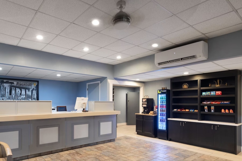 Super 8 by Wyndham Riverside AL 5/44