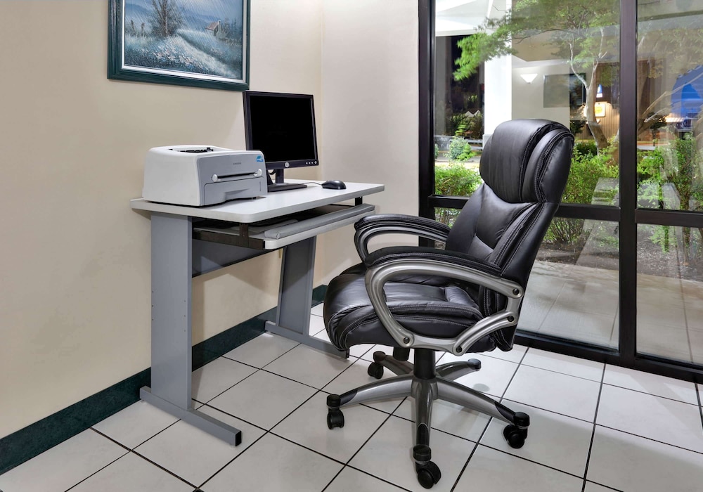 Days Inn & Suites by Wyndham Bentonville 13/19