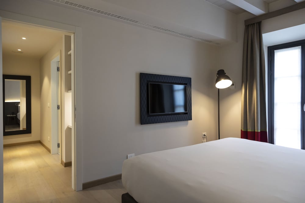 Savona 18 Suites 12/74