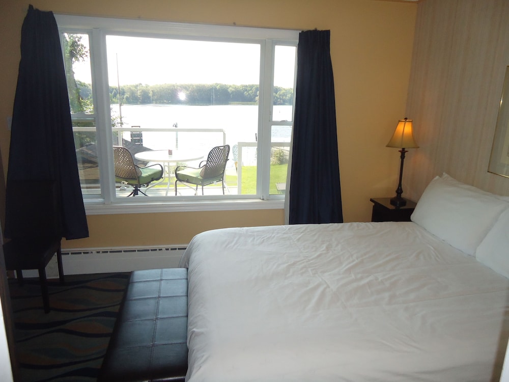 Bayside Inn & Waterfront Suites 9/40