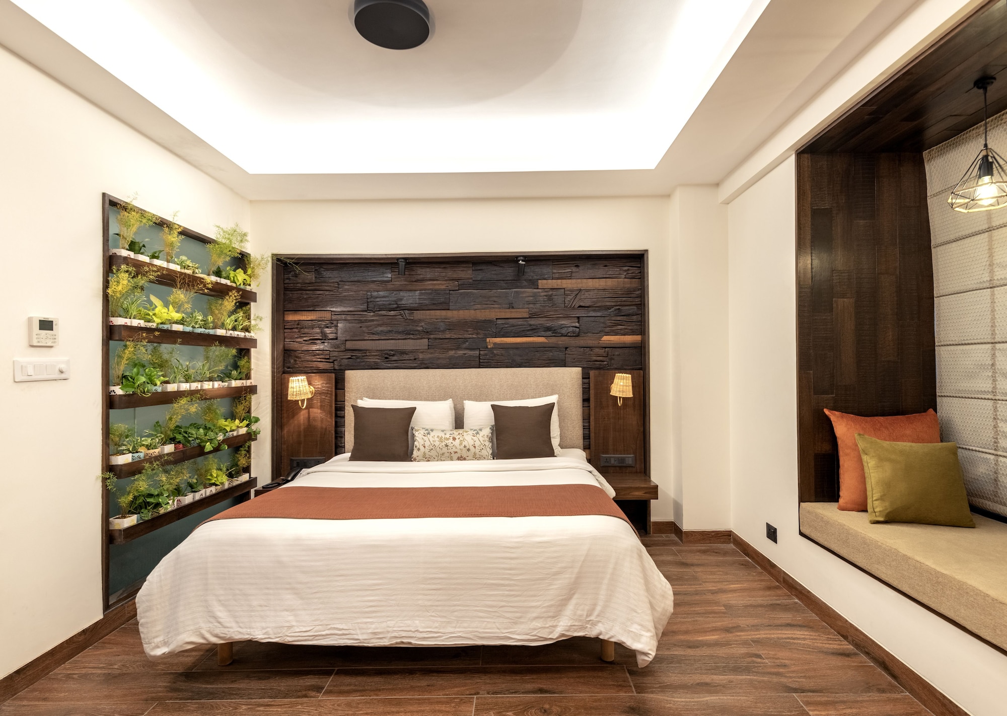 LUXURY, KING BED