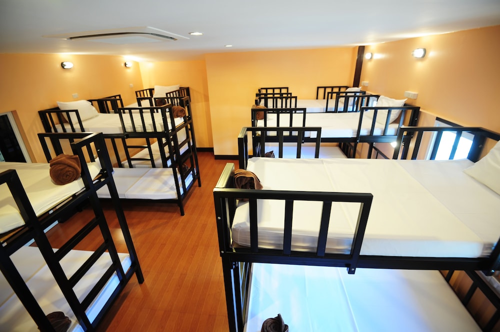 Slinky Hostel 12/29