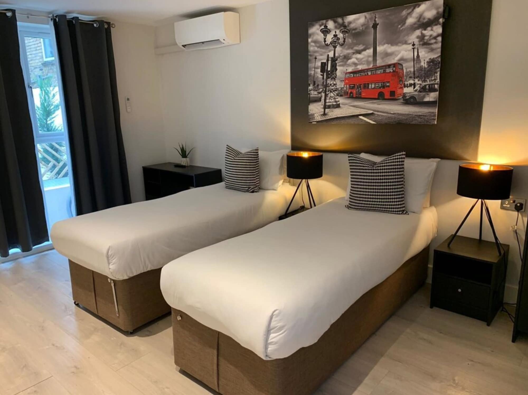 DELUXE, STUDIO, TWIN BEDS