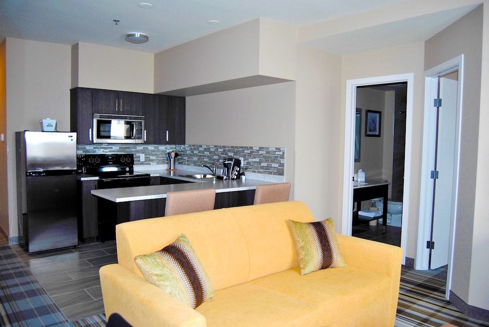 Fairfield Inn & Suites by Marriott Airdrie 40/54