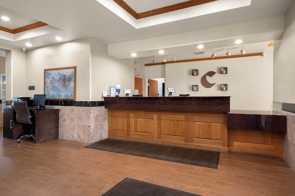 Comfort Inn and Suites Fenton MI 2/50