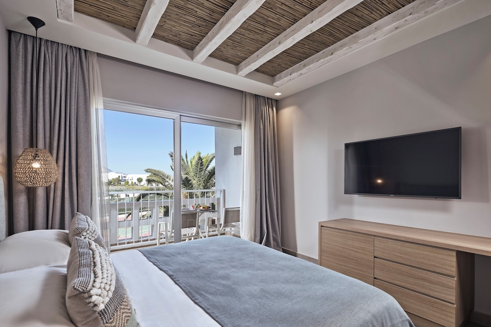 Premium, Queen Bed, Garden or Resort View, Sofa