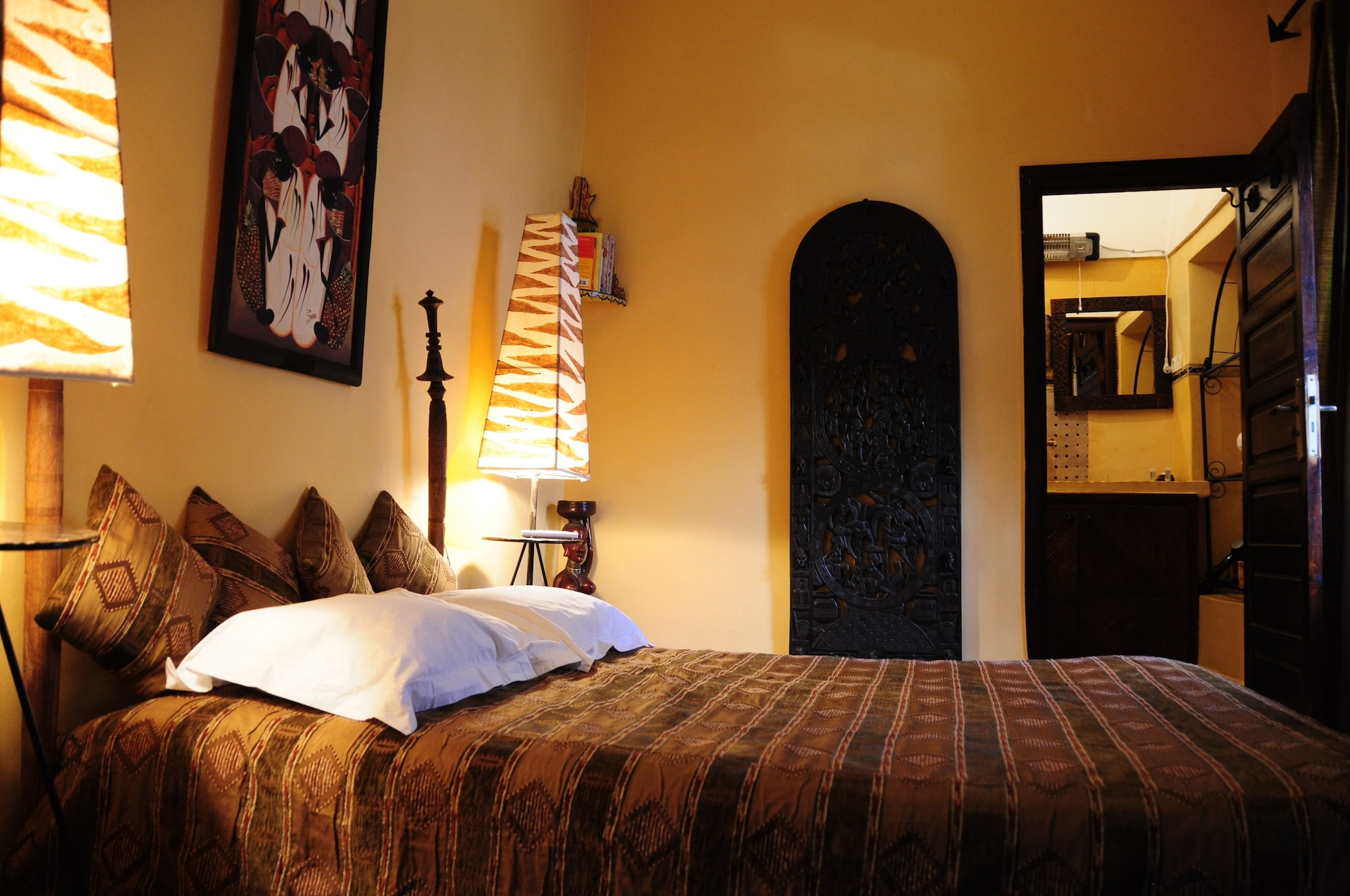 ROOM, DOUBLE BED