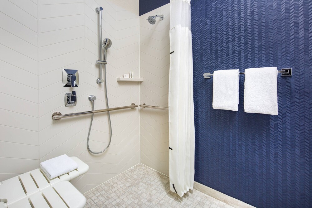 Fairfield Inn And Suites By Marriott Beaverton 8/14