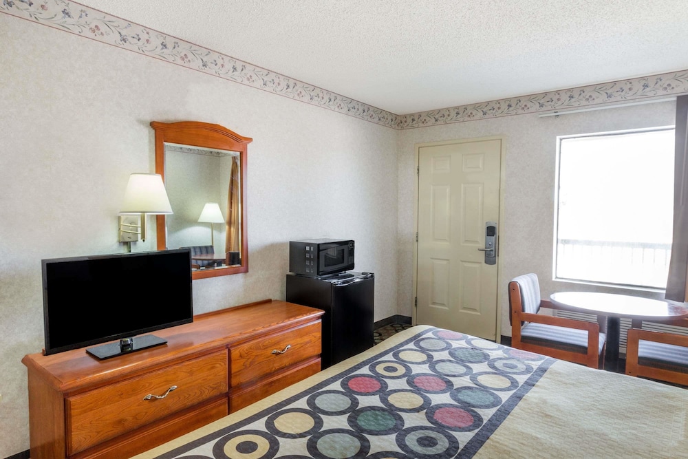 Super 8 By Wyndham Ashburn 16/26