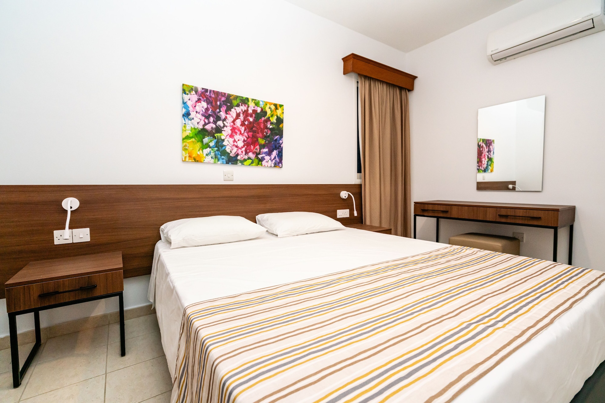 4 BEDROOMS, VILLA, PARTIAL SEA VIEW