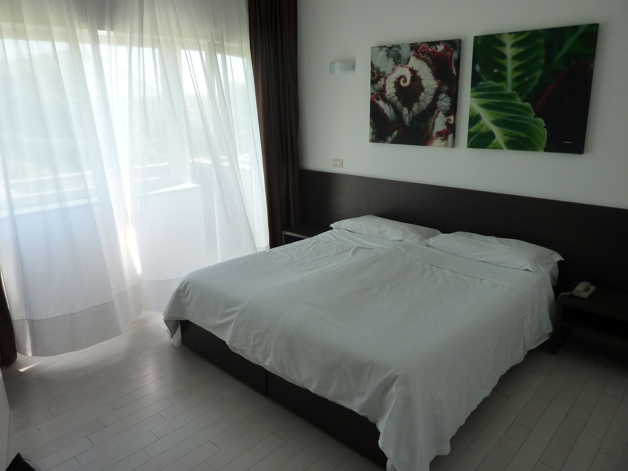 ROOM, TWIN BEDS