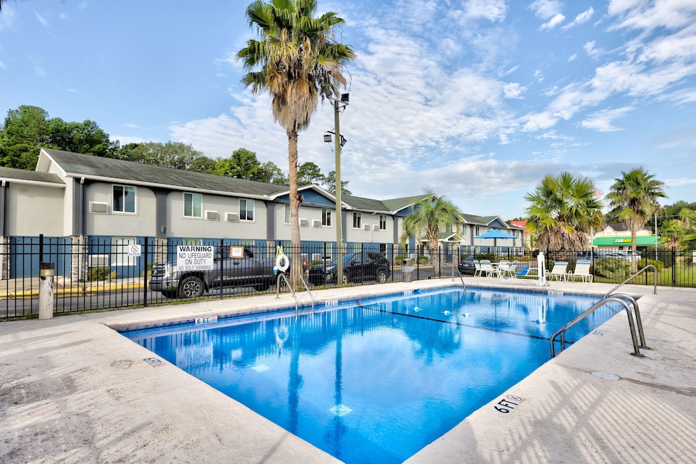 Days Inn by Wyndham Savannah Gateway I-95 25/27