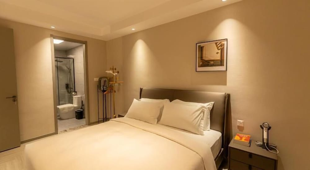 2 Bedrooms, Suite, King and Queen Bed