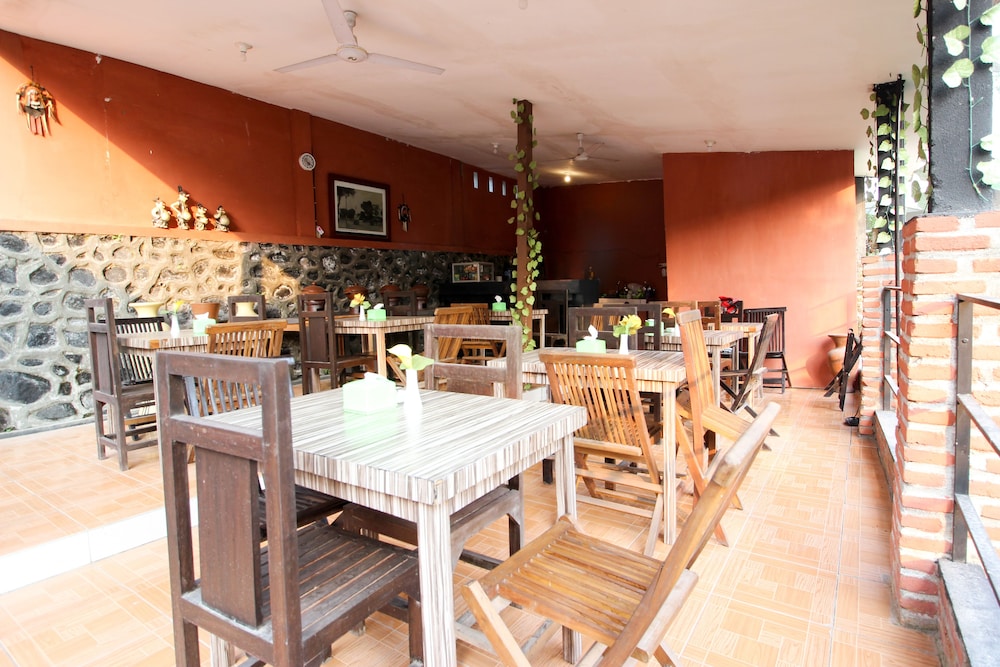 Reddoorz Plus @ Jalan Damai 2 17/24