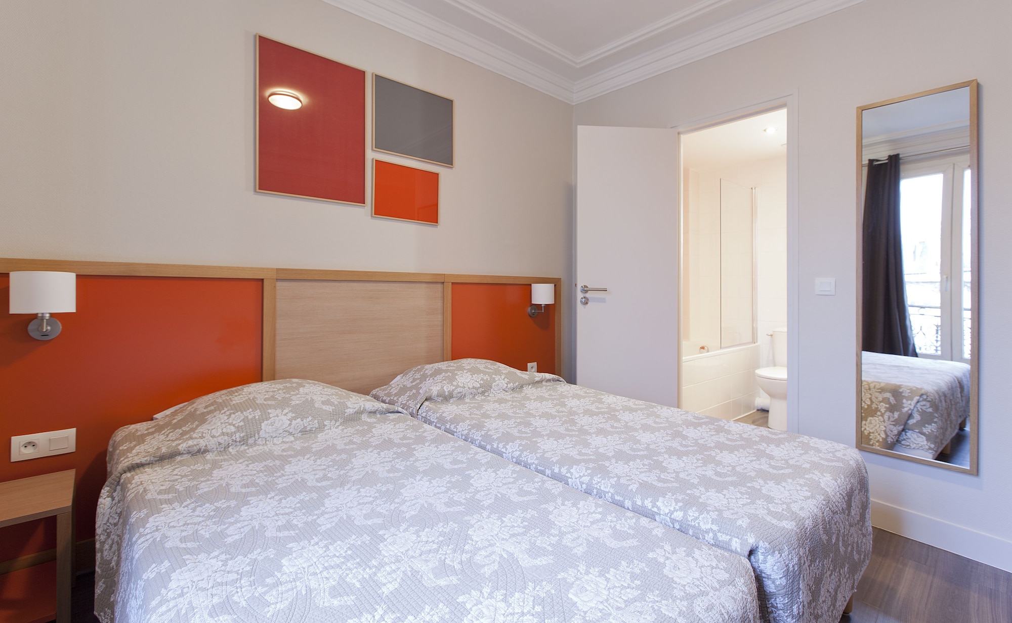 ROOM, DOUBLE BED