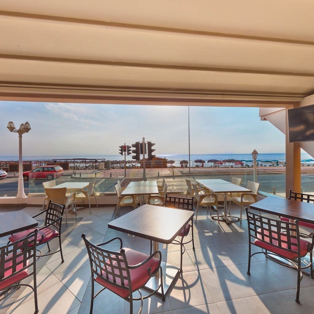 Flamingo Beach Hotel 33/35