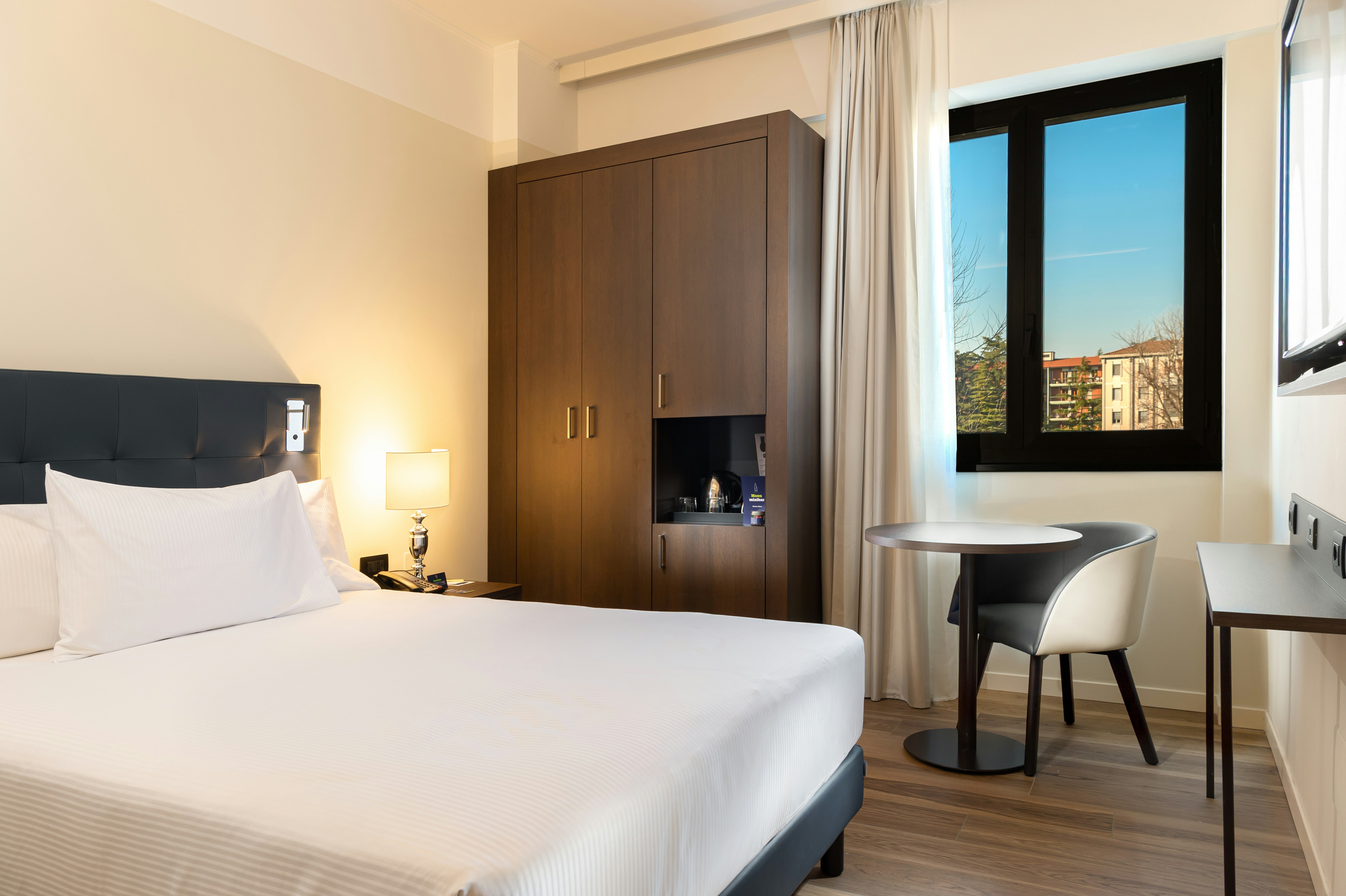 GUEST ROOM, QUEEN BED