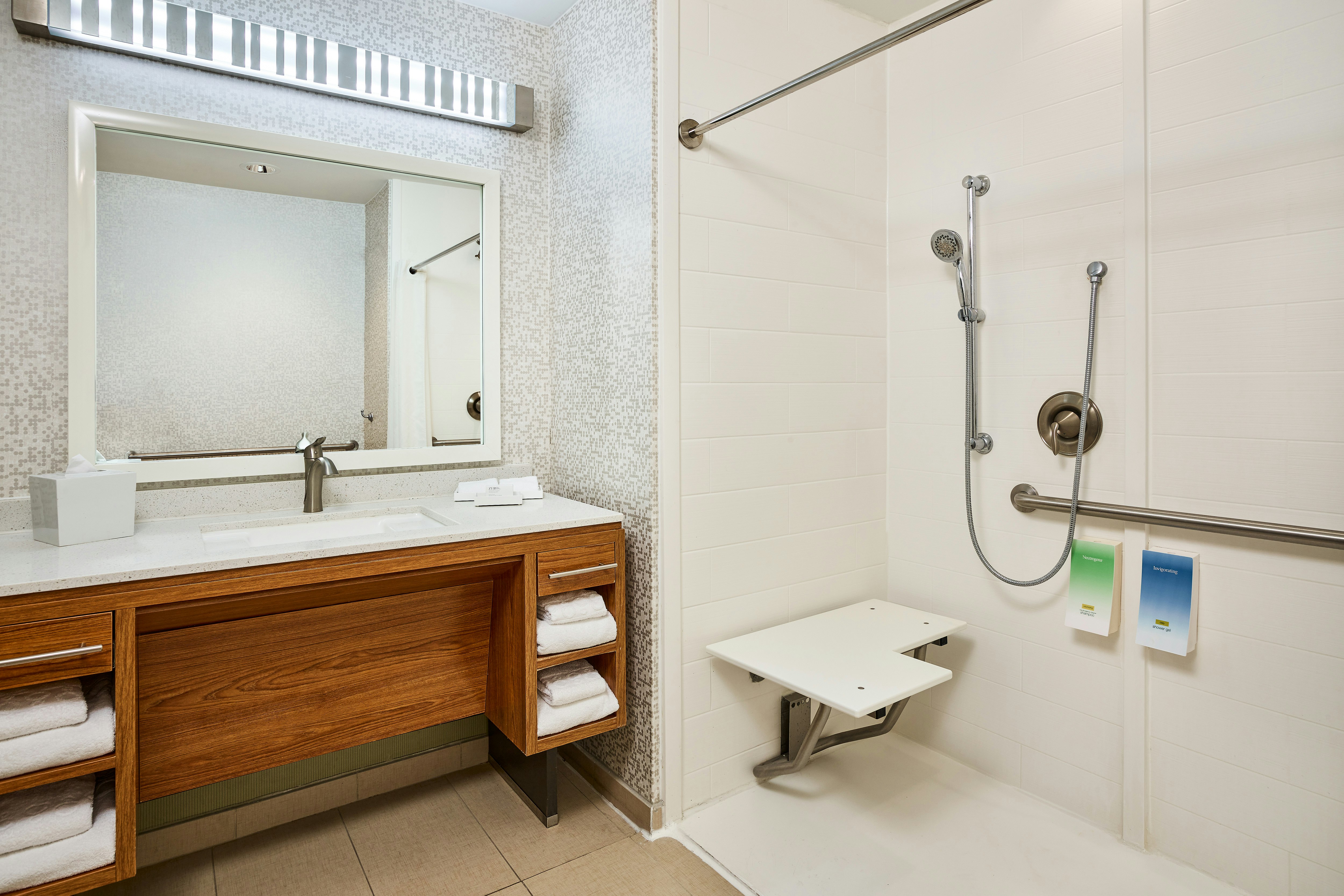 SUITE, KING BED, ACCESSIBLE