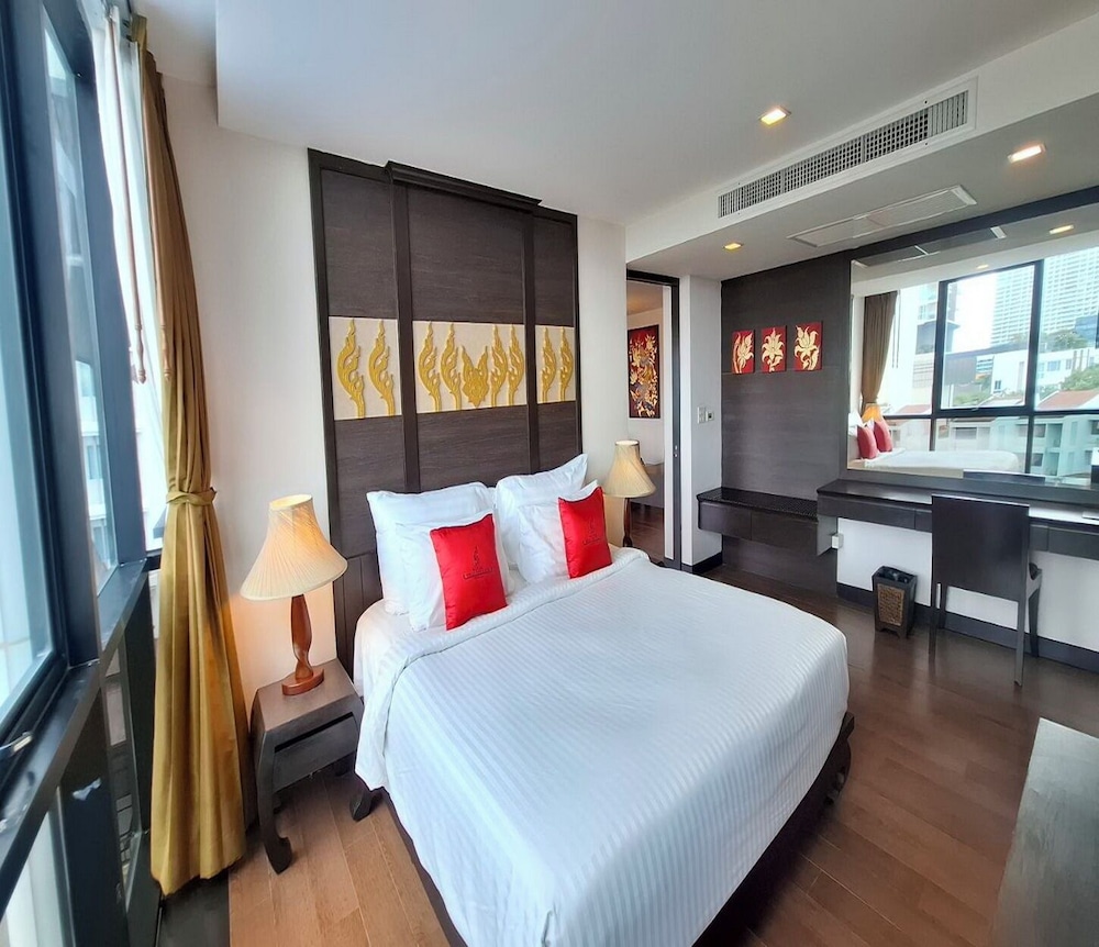 FAMILY, SUITE, 2 BEDS, JETTED TUB, BATHTUB