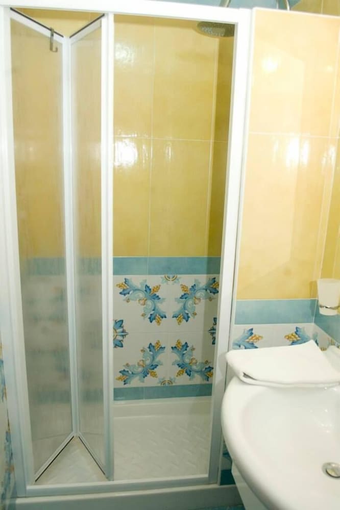 غرفة ثلاثية بسرير كوين وسرير فردي بإطلالة على المدينة، Bed And Breakfast Medea 3/4