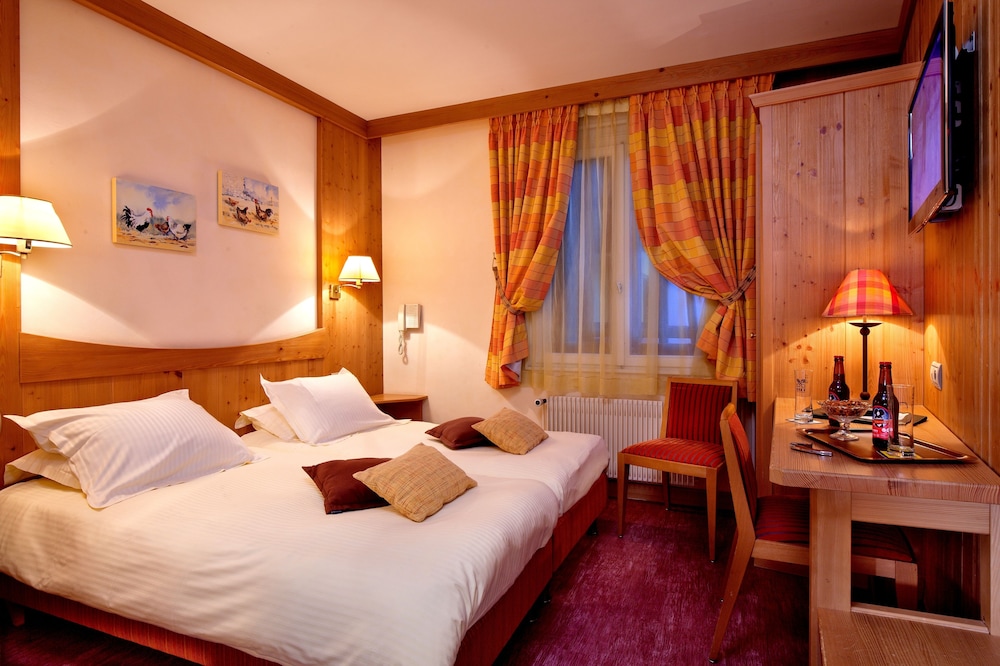 HOTEL DE LA TOUR 24/67