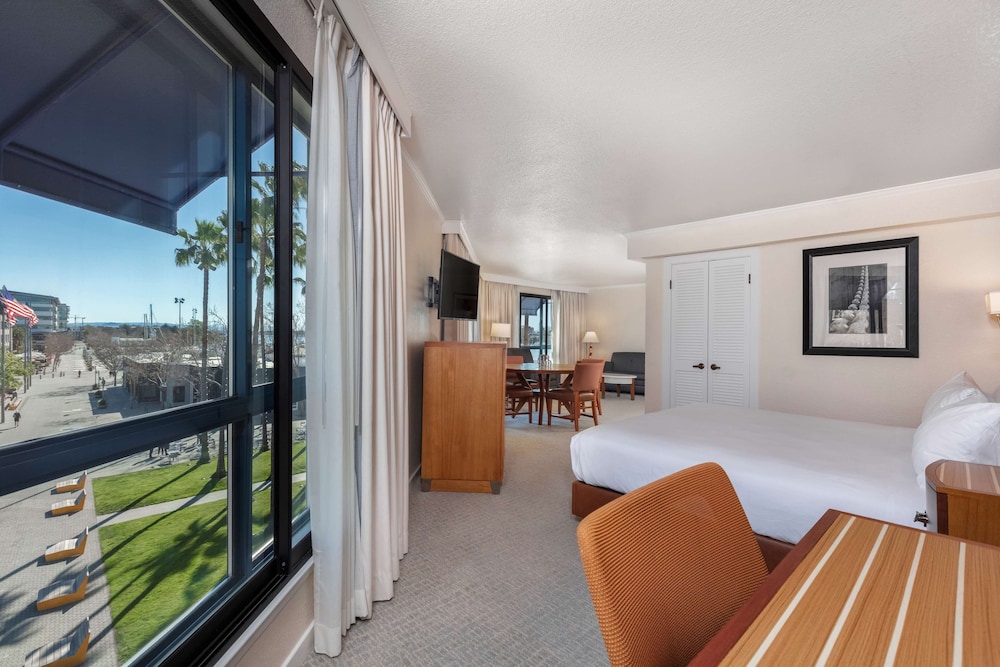 Waterfront Hotel - JDV by Hyatt 27/55
