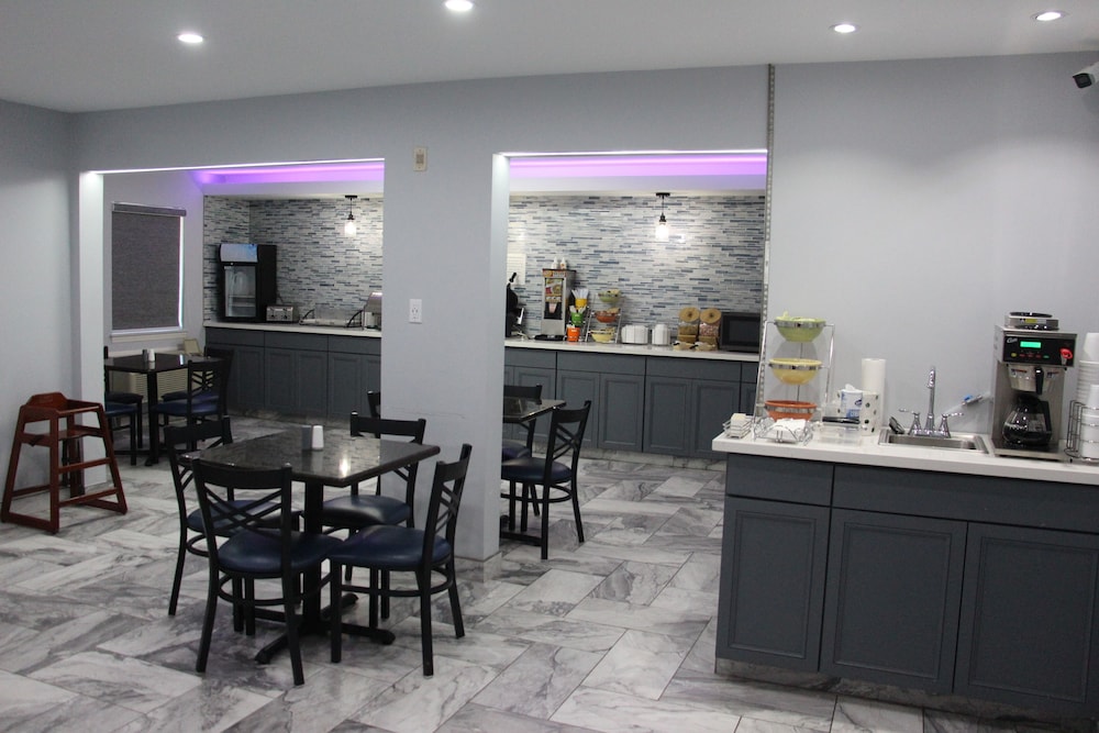 Douglas Inn And Suites 28/41
