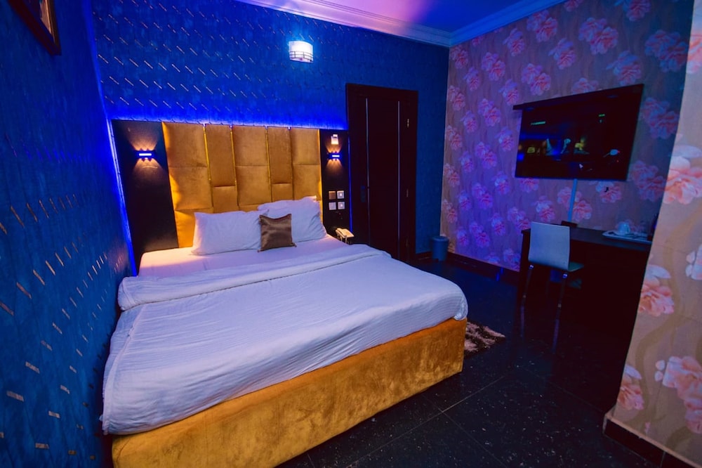 Grace Manor Hotels And Suites 8/23