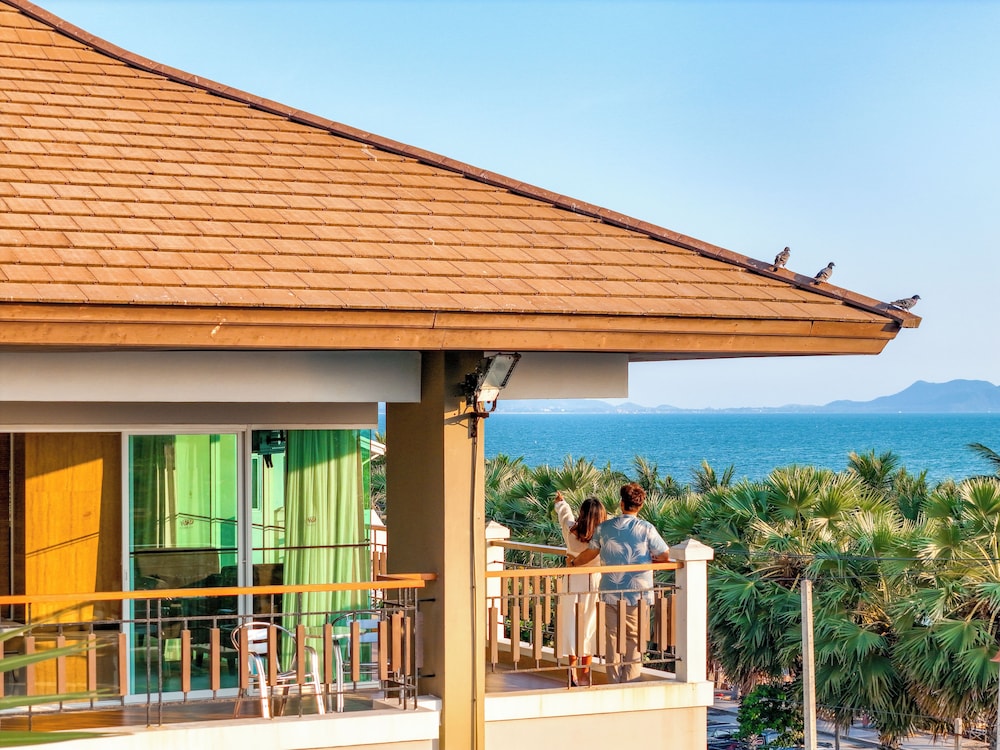 Welcome World Beachfront Resort 1/47