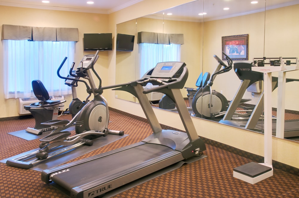 Holiday Inn Express Hotel & Suites Winnie 36/63