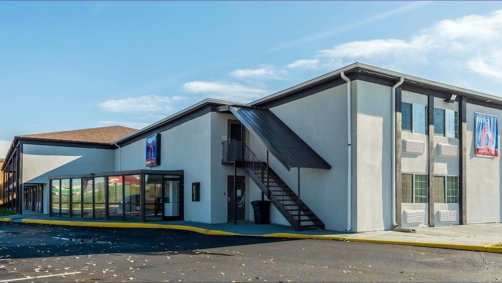Studio6 Indianapolis, IN 53/61