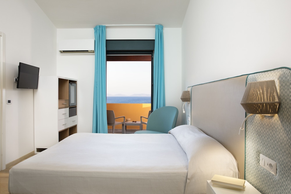 غرفة ديلوكس رباعية بسرير مزدوج وسريرين منفصلين بإطلالة على البحر، Lu Hotel Maladroxia 2/3