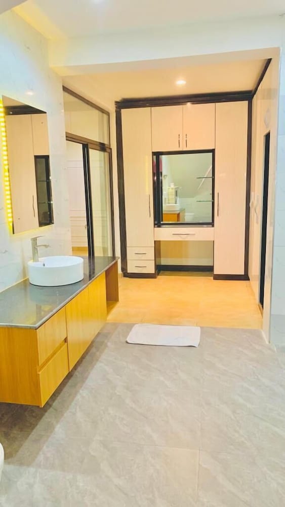 The Grosvenor Suite 44/47