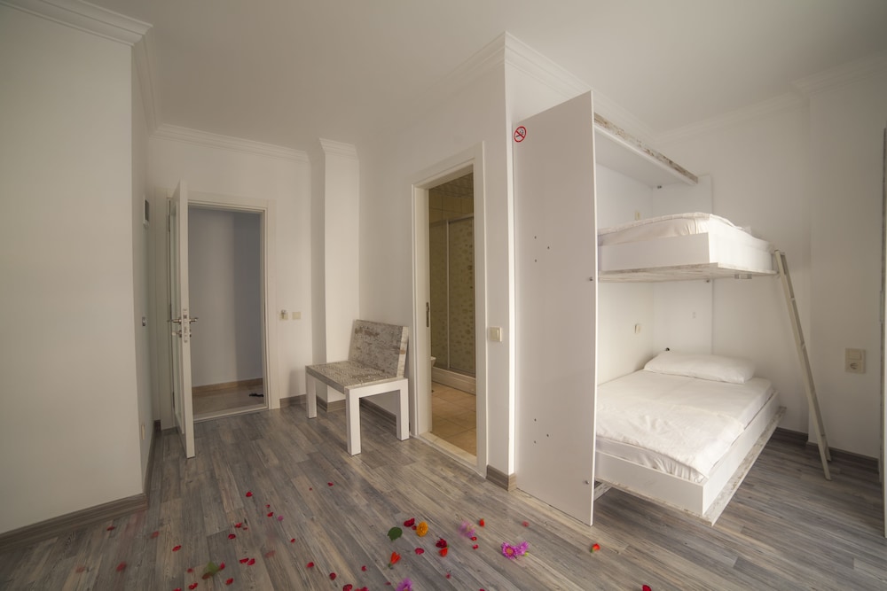 Nur Hotel 11/73