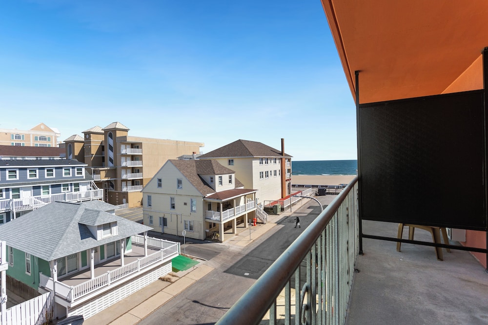 Americana Motor Inn Oceanfront 27/30