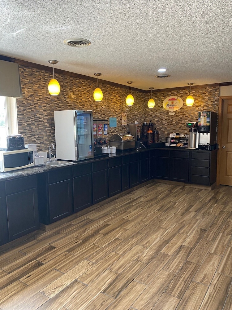 Super 8 by Wyndham New Hampton 5/32