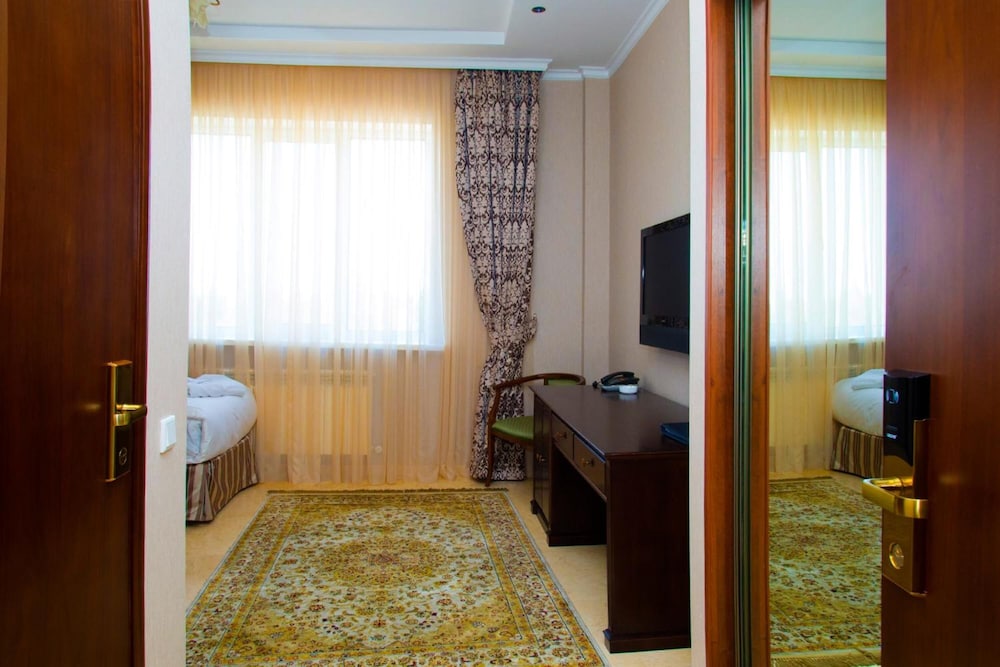Royal Petrol Hotel 28/29