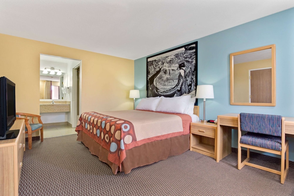 Super 8 by Wyndham Tucson/Grant Road Area AZ 8/50