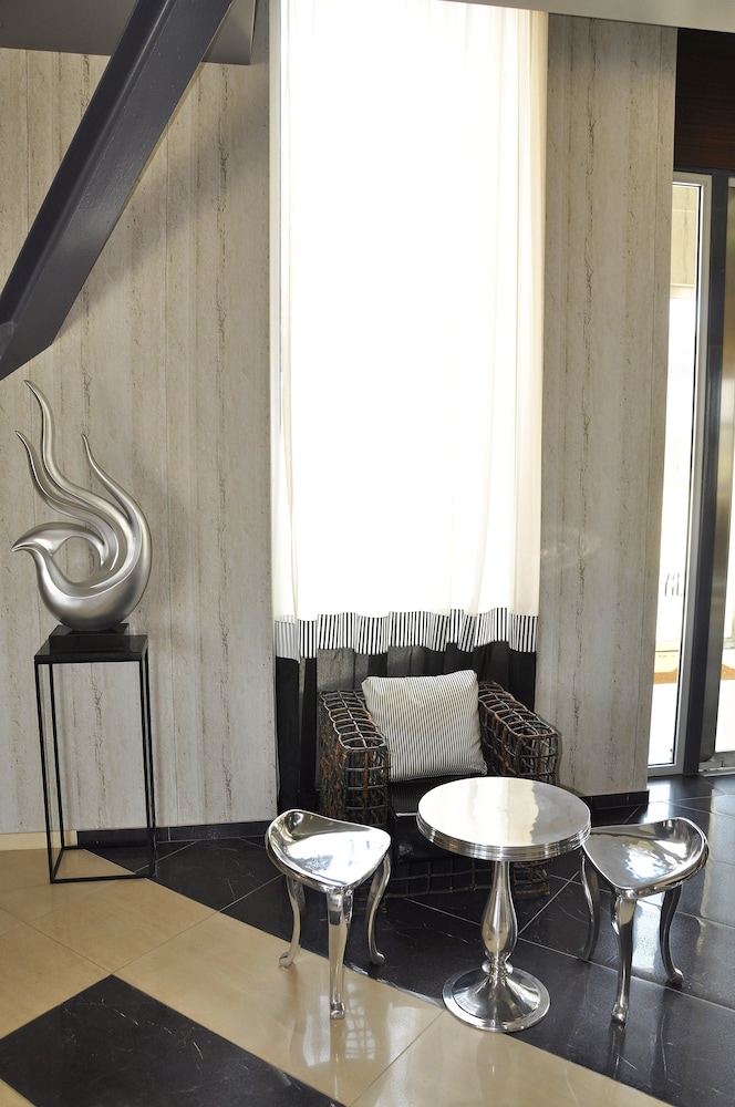 Gallery Art Hotel 59/68