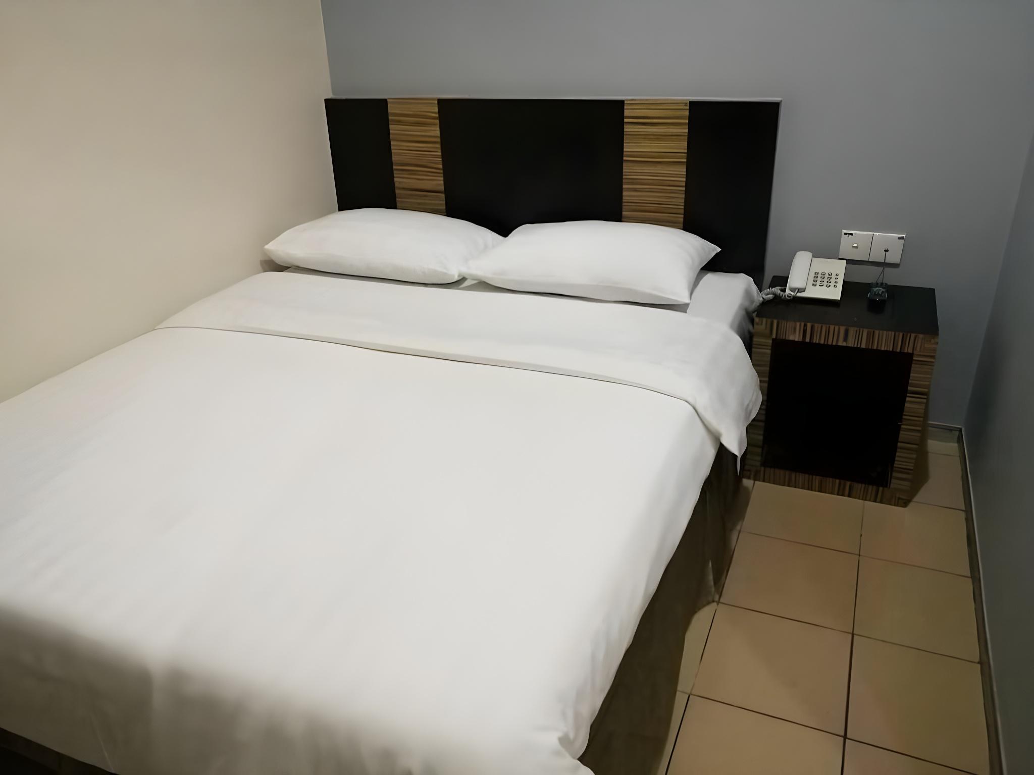 Room, Double Bed, No Window