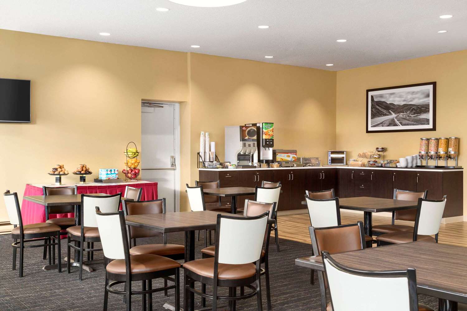 Quality Inn & Suites Sydney, NS 13/17